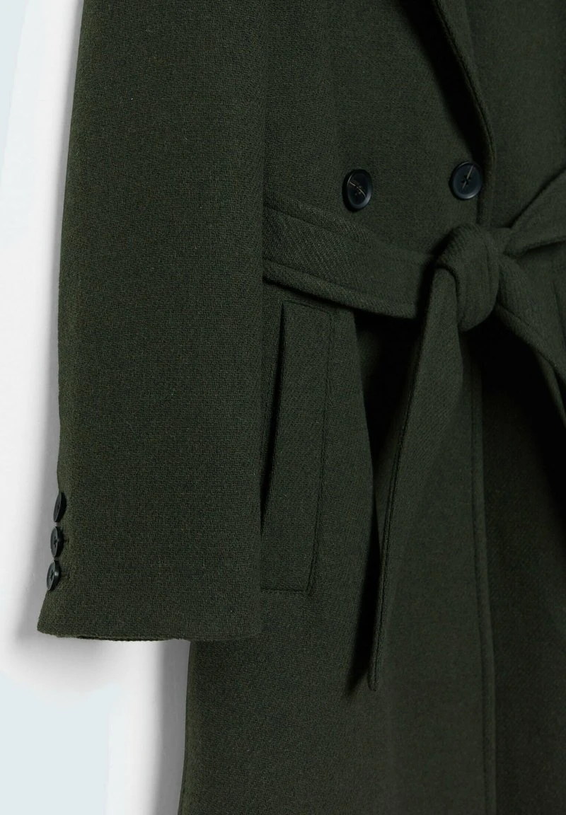 Stradivarius BASIC MIT GÜRTEL - Klassischer Mantel - Khaki 6 Stradivarius BASIC MIT GÜRTEL - Klassischer Mantel - Khaki – Bild 6