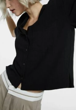 Stradivarius SHORT SLEEVE RUSTIC - Hemdbluse - Black 9 Stradivarius SHORT SLEEVE RUSTIC - Hemdbluse - Black -Stradivarius Deutschland Verkaufs-Shop d6b427ee6d6e49bb83d67d3f333e7c5f