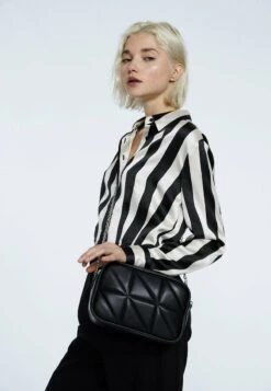 Stradivarius GESTEPPTE MIT KETTE - Umhängetasche - Black 11 Stradivarius GESTEPPTE MIT KETTE - Umhängetasche - Black -Stradivarius Deutschland Verkaufs-Shop d781bd219663450cb2ba9528c7c4ae70 1