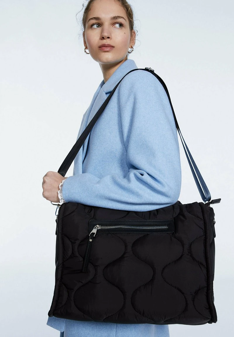 Stradivarius GESTEPPTE - Handtasche - Metallic Black 2 Stradivarius GESTEPPTE - Handtasche - Metallic Black – Bild 2