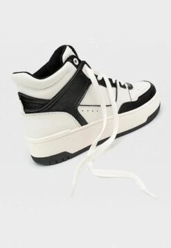 Stradivarius MIT FARBLICH ABGESETZTEN ELEMENTEN - Sneaker High - Black 10 Stradivarius MIT FARBLICH ABGESETZTEN ELEMENTEN - Sneaker High - Black -Stradivarius Deutschland Verkaufs-Shop dbcc65d1fe224a1fbd1fa63bfff145c7