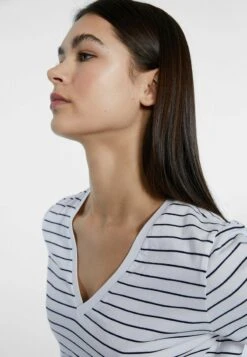 Stradivarius BASIC STRIPED V-NECK - T-Shirt Print - White 9 Stradivarius BASIC STRIPED V-NECK - T-Shirt Print - White -Stradivarius Deutschland Verkaufs-Shop dc48c27f0b74469da5361617a75d6246