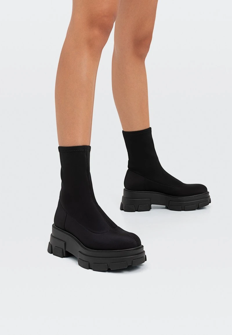 Stradivarius MIT PROFILSOHLE - Plateaustiefelette - Black 1 Stradivarius MIT PROFILSOHLE - Plateaustiefelette - Black