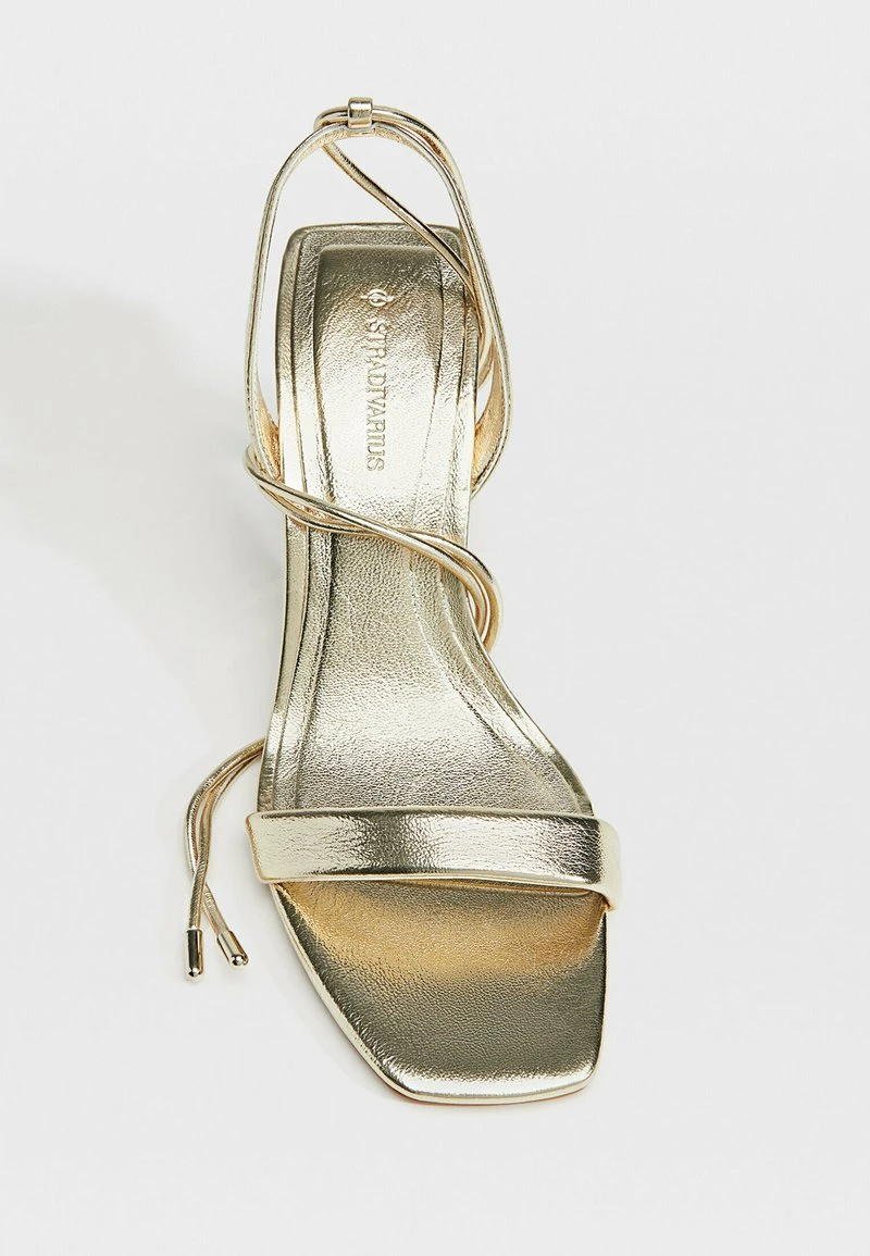 Stradivarius TIED STILETTO - High Heel Sandalette - Gold Coloured 4 Stradivarius TIED STILETTO - High Heel Sandalette - Gold Coloured – Bild 4