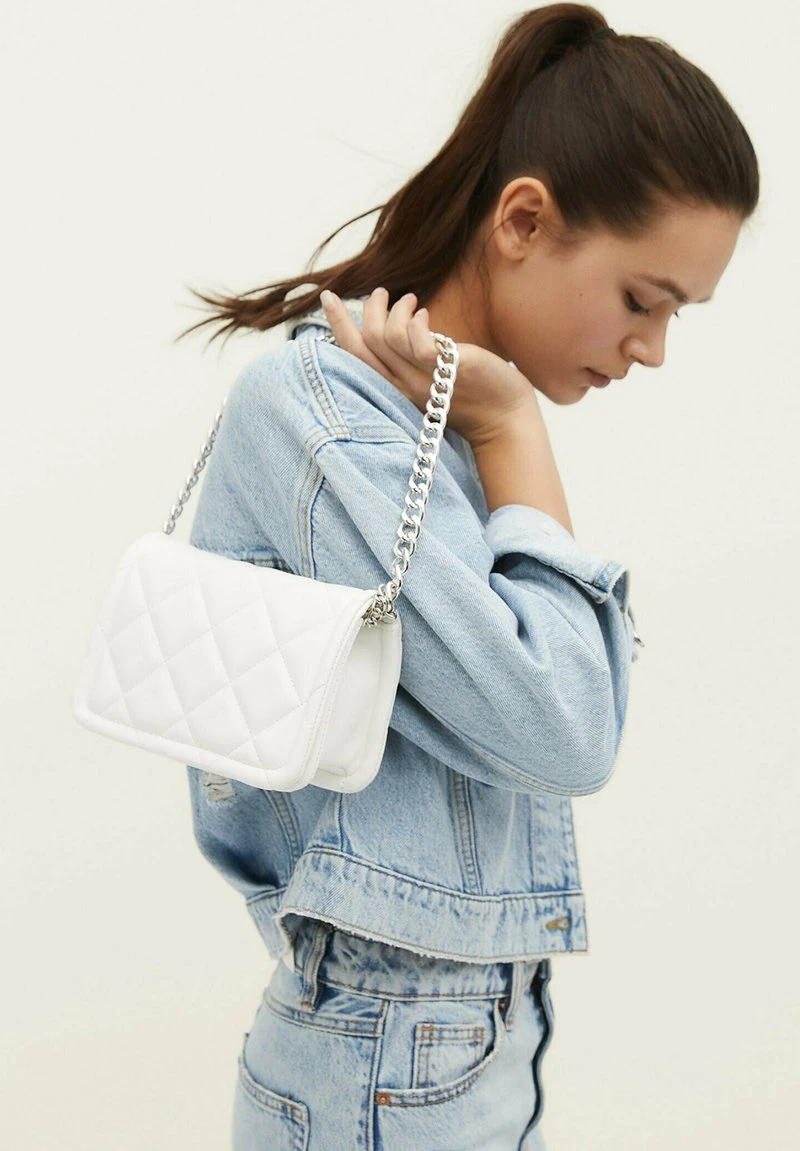 Stradivarius MIT DOPPELTER TRAGEKETTE - Umhängetasche - White 2 Stradivarius MIT DOPPELTER TRAGEKETTE - Umhängetasche - White – Bild 2