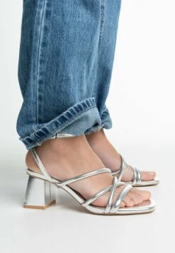 Stradivarius Riemensandalette - Silver Coloured