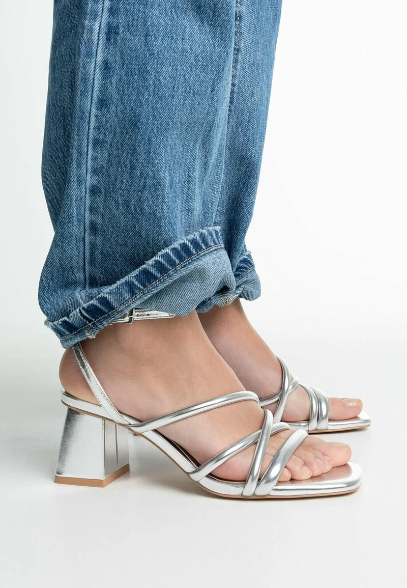 Stradivarius Riemensandalette - Silver Coloured 1 Stradivarius Riemensandalette - Silver Coloured