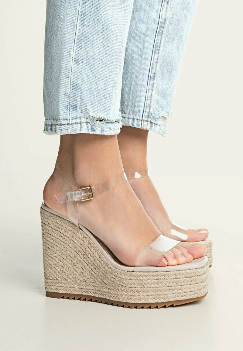 Stradivarius WITH ANKLE STRAPS - Keilsandalette - Nude 1 Stradivarius WITH ANKLE STRAPS - Keilsandalette - Nude