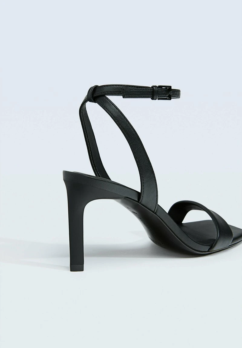 Stradivarius MIT GESTEPPTEN RIEMCHEN - Riemensandalette - Black 4 Stradivarius MIT GESTEPPTEN RIEMCHEN - Riemensandalette - Black – Bild 4