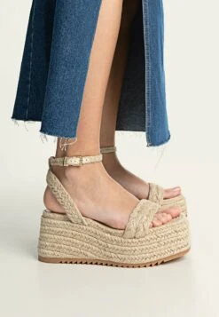 Stradivarius WITH BUCKLES - Keilsandalette - Nude -Stradivarius Deutschland Verkaufs-Shop e669c6e8203142098f96620910af37b7 1