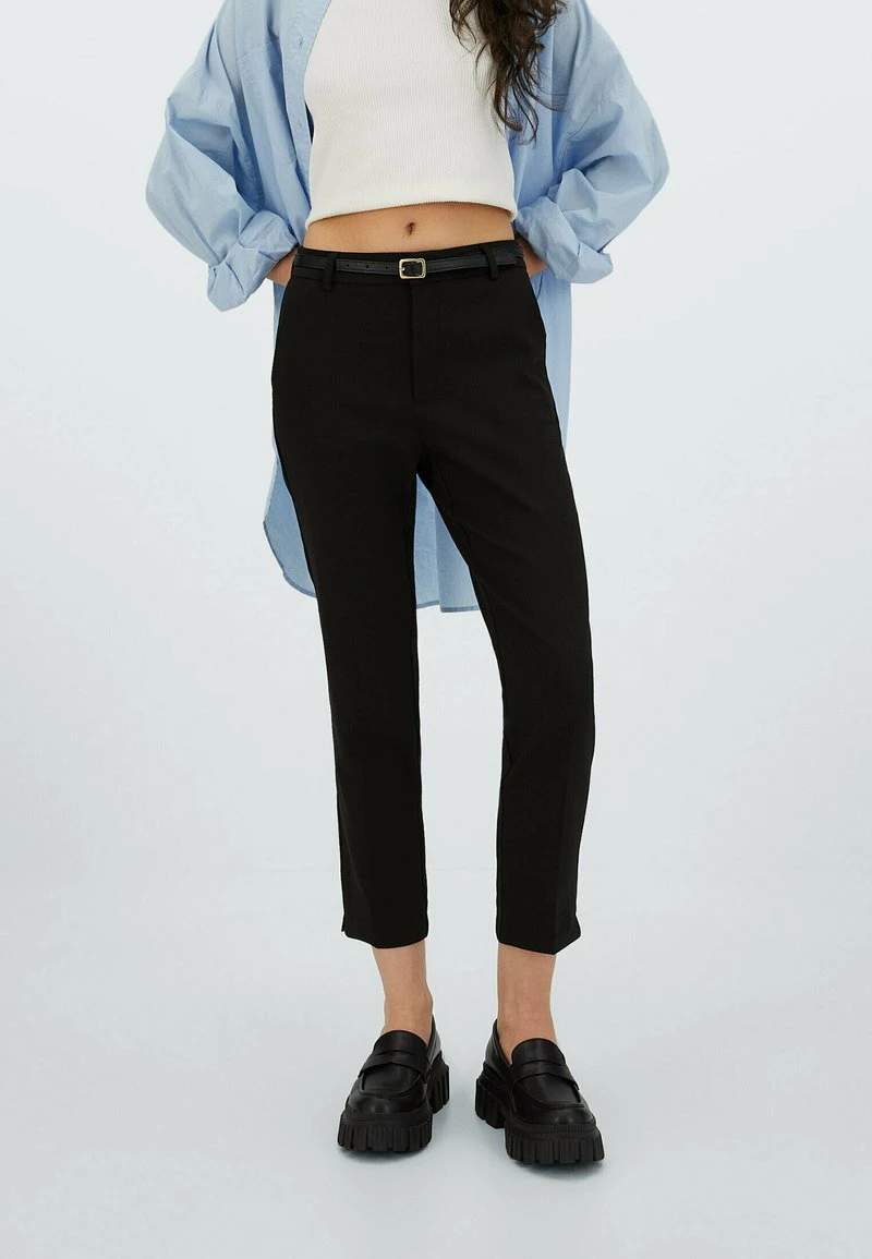 Stradivarius MIT GÜRTEL - Stoffhose - Black 1 Stradivarius MIT GÜRTEL - Stoffhose - Black