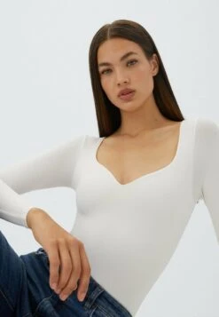 Stradivarius LANGARM-BODY MIT HERZAUSSCHNITT - Langarmshirt - White 9 Stradivarius LANGARM-BODY MIT HERZAUSSCHNITT - Langarmshirt - White -Stradivarius Deutschland Verkaufs-Shop eb480d4ba2104652a8feb41d43901c1b