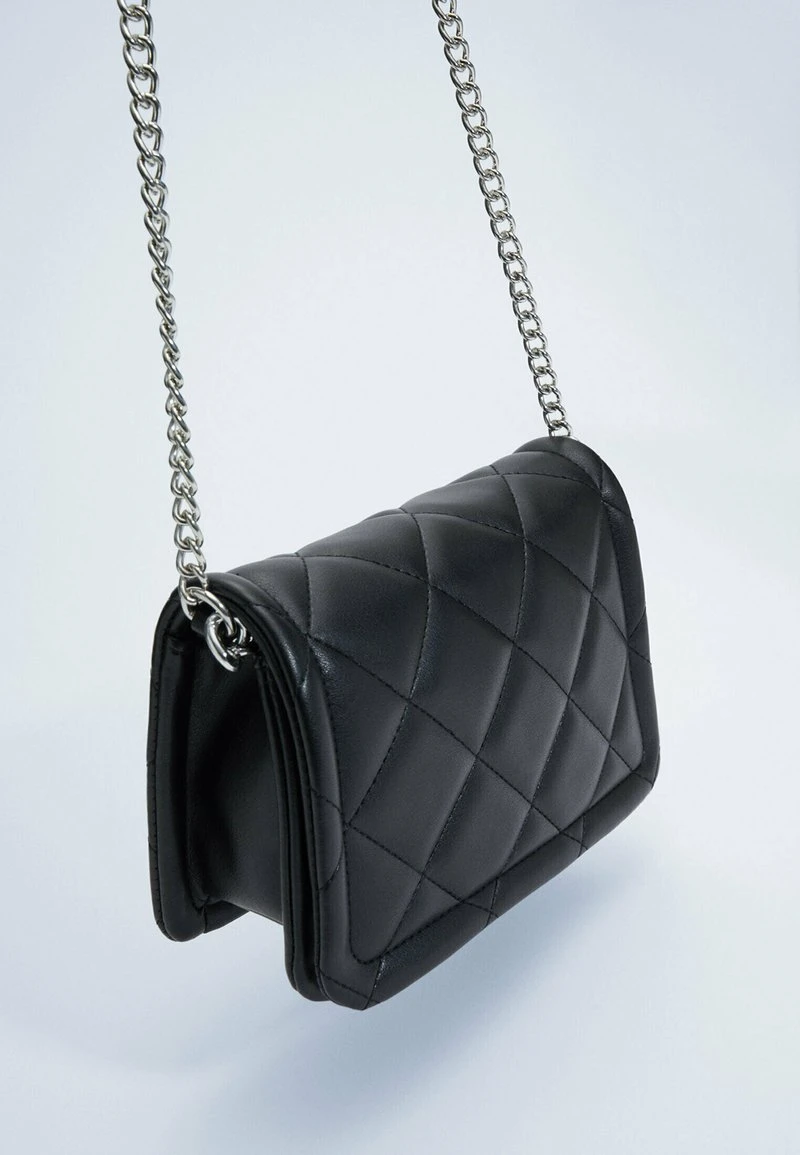 Stradivarius MIT DOPPELTER TRAGEKETTE - Umhängetasche - Black 4 Stradivarius MIT DOPPELTER TRAGEKETTE - Umhängetasche - Black – Bild 4