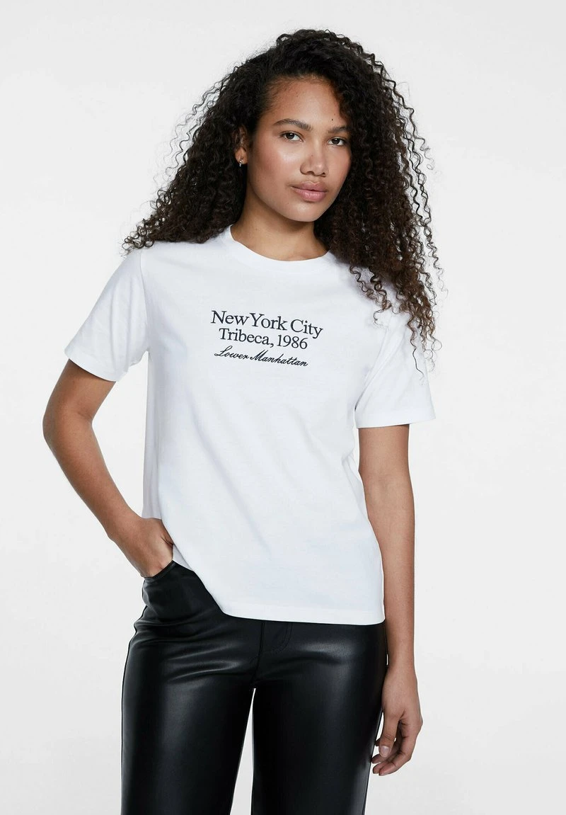 Stradivarius EMBROIDERED - T-Shirt Print - White 1 Stradivarius EMBROIDERED - T-Shirt Print - White