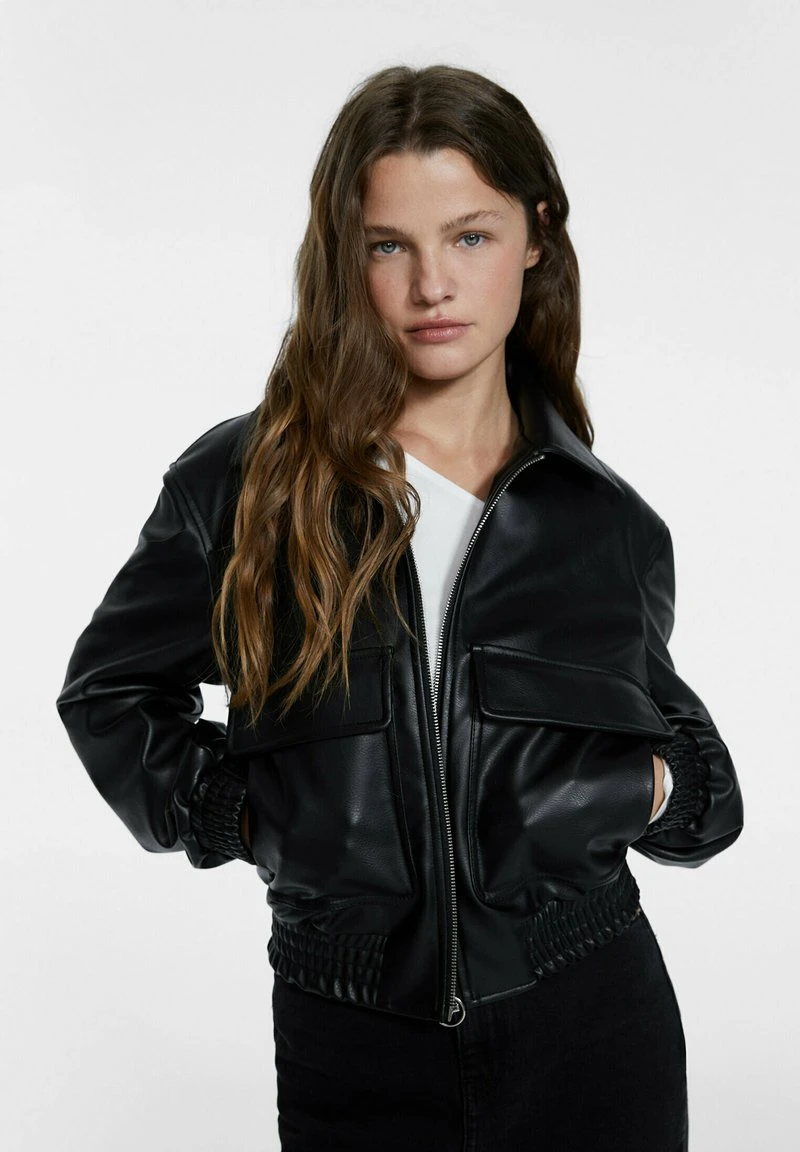 Stradivarius WITH FRONT POCKETS - Kunstlederjacke - Black 1 Stradivarius WITH FRONT POCKETS - Kunstlederjacke - Black