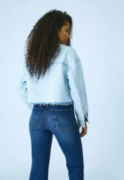 Stradivarius Jeansjacke - Light Blue Denim 8 Stradivarius Jeansjacke - Light Blue Denim -Stradivarius Deutschland Verkaufs-Shop fbe331af59384f89b5e73b3dead4e7dc