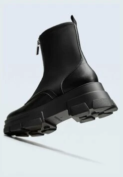 Stradivarius FLACHE MIT REISSVERSCHLUSS UND PROFIL - Stiefelette - Black -Stradivarius Deutschland Verkaufs-Shop fcfb48074a534d9098deb2228dc934e6