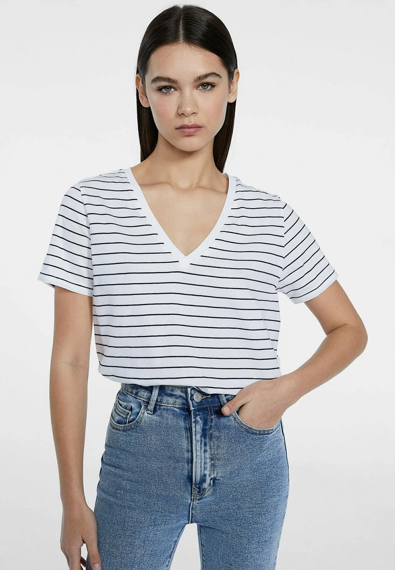 Stradivarius BASIC STRIPED V-NECK - T-Shirt Print - White 1 Stradivarius BASIC STRIPED V-NECK - T-Shirt Print - White