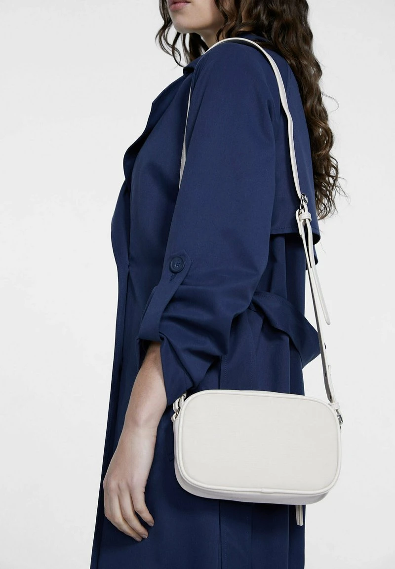 Stradivarius TWILL REPORTER - Umhängetasche - Off White 1 Stradivarius TWILL REPORTER - Umhängetasche - Off White